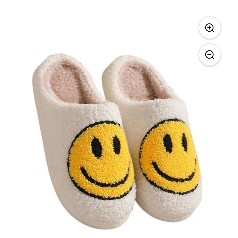 Smiley Face slippers NWT USA Women's size 5-